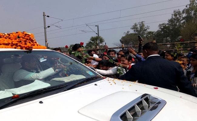 जब Valentine डे के मौके पर तेजस्वी को गुलाब देने के लिए लड़कियों में लग गयी होड़