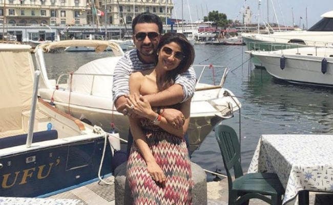 Social Media: वैलेंटाइन डे पर कुछ ऐसा है बॉलीवुड सितारों का अंदाज, देखें तसवीरें...