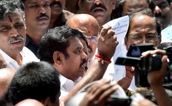 ई के पलानीसामी बने तमिलनाडु के नये मुख्यमंत्री, पन्नीरसेल्वम के घर पर पत्थरबाजी