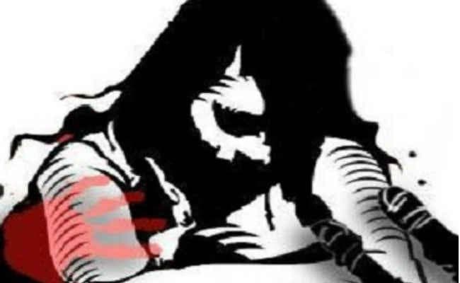 मैट्रिक की छात्रा से गैंगरेप, जलाकर मारने की धमकी