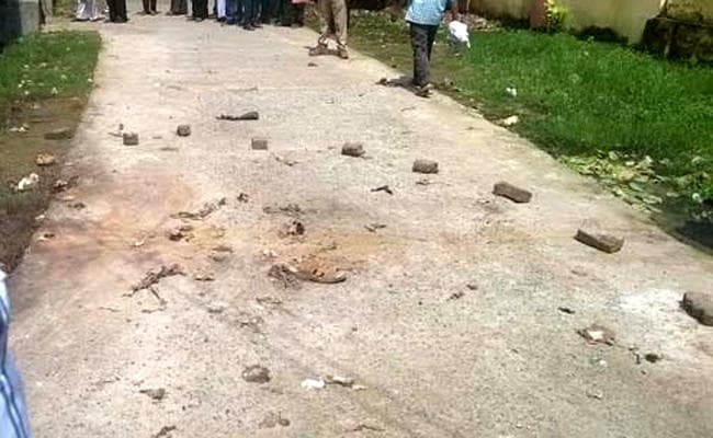 जमीन कब्जे का विरोध करने पर बम से हमला, जमीन मालिक जख्मी