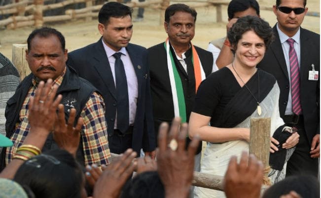 बिहार के बाद यूपी में भी बाहरी-भीतरी पर दाव, प्रियंका गांधी ने कहा - यूपी को मोदी को गोद लेने की जरूरत नहीं