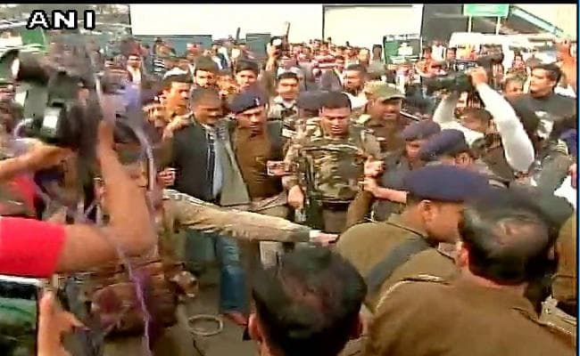 शहाबुद्दीन पहुंचे तिहाड़, दिल्ली में लगे नीतीश सरकार के खिलाफ नारे