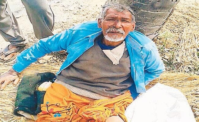 अपाहिज वृद्ध को छोड़ कर भागे परिजन, ग्रामीणों के प्रयास से पहुंचाया गया थाना
