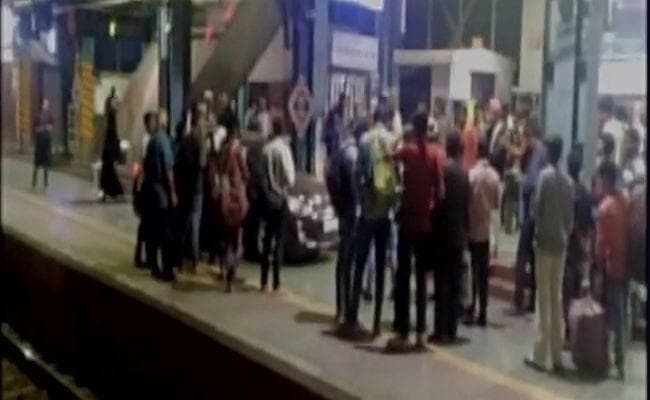 जब रेलवे प्लेटफार्म पर कार दौड़ाने लगा एक नामी क्रिकेटर, मची भगदड़