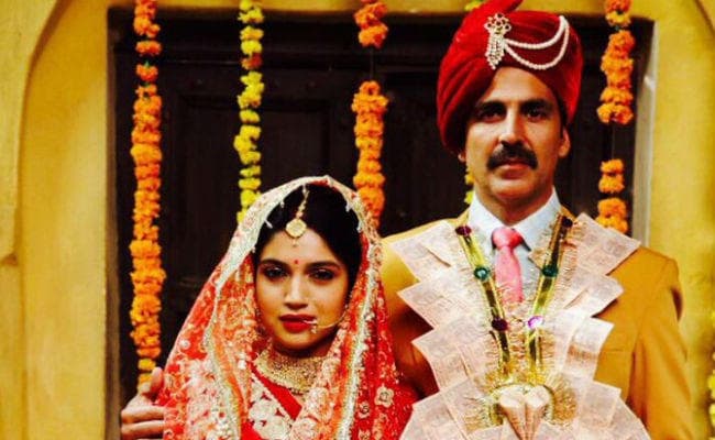 ‘टॉयलेट एक प्रेम कथा'' का फर्स्टलुक जारी, इस अंदाज में दिखे अक्षय कुमार और भूमि...