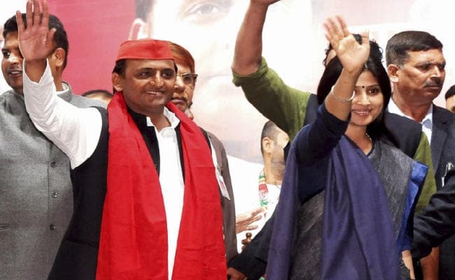 आगे की स्लाइड क्लिक कर तसवीरों में देखिए डिंपल-अखिलेश की कैमेस्ट्री