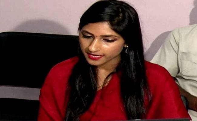 रायबरेली सीट: पिता अखिलेश सिंह की विरासत को आगे बढ़ाने में जुटी बेटी अदिति