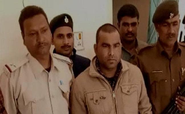 रिश्वत के लिये हाथ में हो रही थी खुजली, अपने ही थाने में थानेदार और मुंशी हुए अरेस्ट