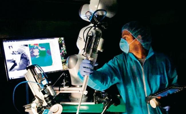 आम तौर पर सर्जरी के दौरान टांका लगाने की प्रक्रिया में जीवित ऊतकों को अनेक तरह से नुकसान पहुंचता है. इन्हें बचाने के लिए शोधकर्ता लंबे समय से कोशिशों में जुटे हैं. स्मार्ट टिस्सू ऑटोनोमस रोबोट के जरिय