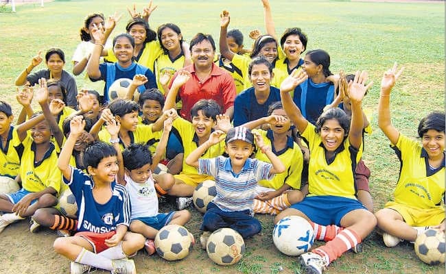 फुटबॉल खेलना सिखाते हैं टूटू सर