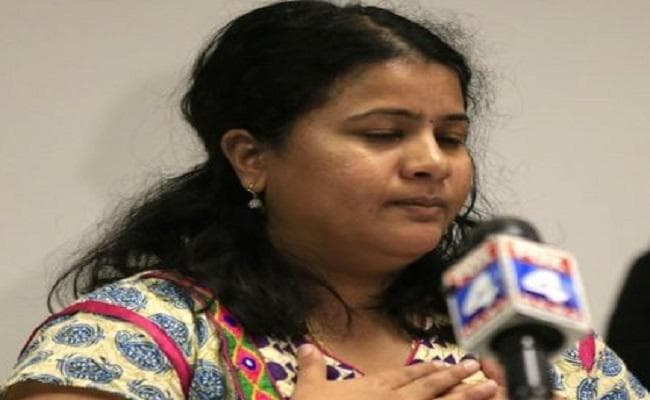 अमेरिका के कंसास में मारे गये भारतीय की पत्नी ने दर्द किया बयां, कहा - क्या हम यहां से नाता रखते है?