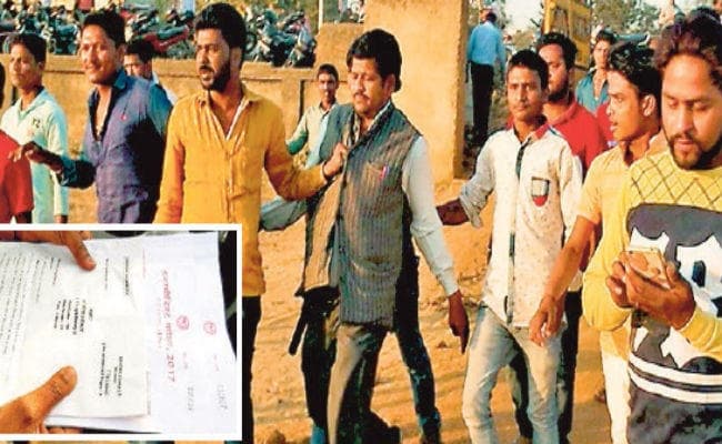 कदाचार : घर से कॉपी लिख कर जमा करने जा रहा था प्रद्युम्न पांडेय, परीक्षा केंद्र के बाहर लिखी जा रही थी कॉपी