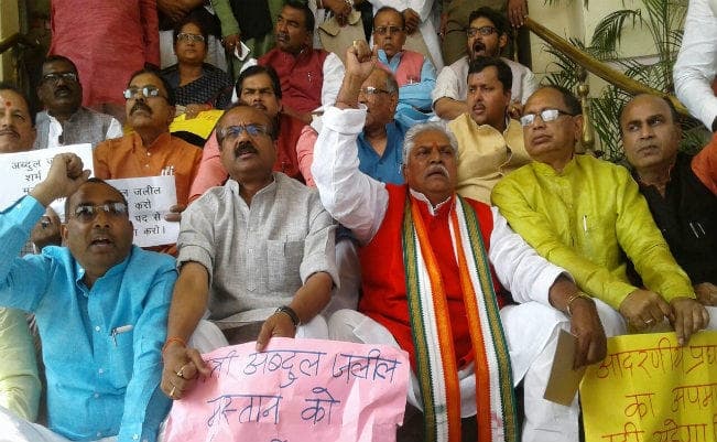 मोदी की तसवीर के साथ दुर्व्यवहार के मुद्दे पर नहीं चली बिहार विधानसभा, मस्तान की बरखास्तगी पर अड़ा विपक्ष