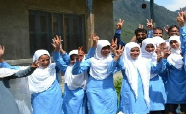 कश्मीर में आठ महीनों के बाद फिर से खुले स्कूल, लौटी रौनक