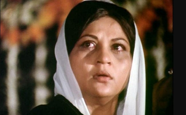 अब बेडरूम के लिए लड़ रहे हैं ''बॉलीवुड की मां'' निरूपा रॉय के दोनों बेटे