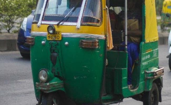 चलते ऑटो में छात्रा के केश काटनेवाला गिरफ्तार