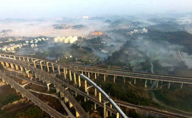 चीन ने डिफेंस बजट बढ़ाया, जीडीपी का अनुमान दर घटाया