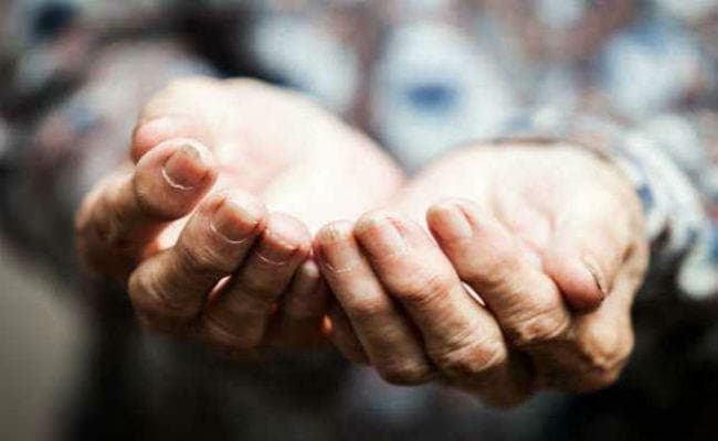 हमारी आंखें कमजोर हैं हाथ नहीं!