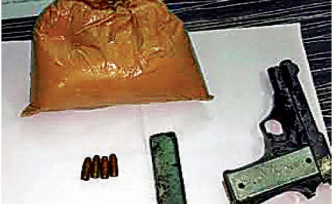 हथियार व हेरोइन के साथ गिरफ्तार