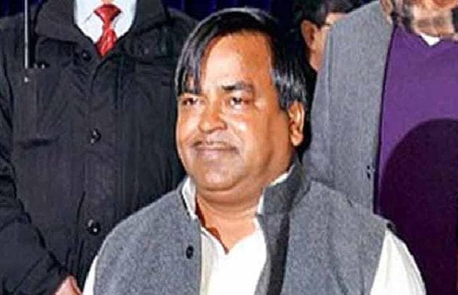 दुष्कर्म के आरोपी फरार मंत्री गायत्री प्रजापति का गनर गिरफ्तार