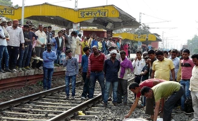 VIDEO : बक्सर से आरा जा रही छात्रा की ट्रेन से गिरकर मौत