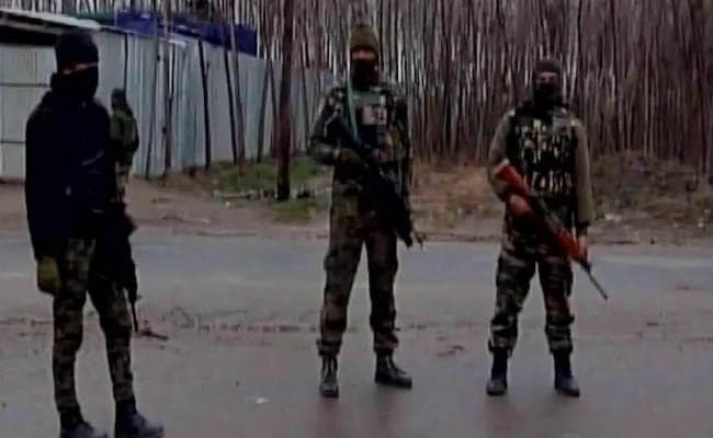 J&K : पुलवामा में सुरक्षाबलों ने लश्कर के दो आतंकवादी को मार गिराया, एक नागरिक की भी मौत