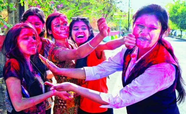 रंगों के पर्व होली के उल्लास में डूबा दुर्गापुर