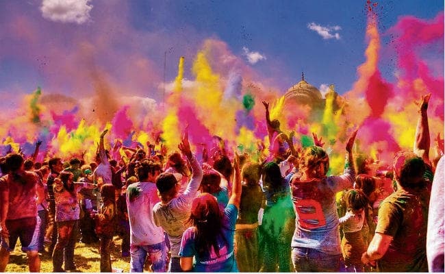 होली भारतीय दर्शन की अभिव्यक्ति