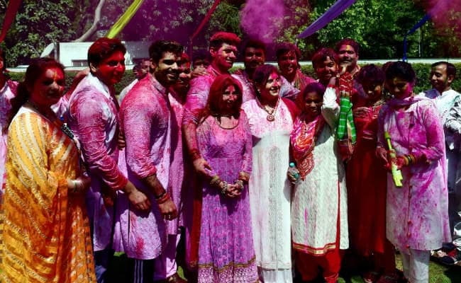 देशभर में होली की धूम, जानें क्यों मनायी जाती है होली