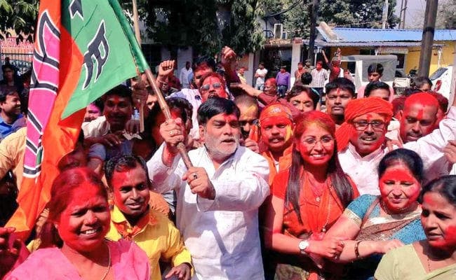 VIDEO होली की खुमारी: जब केंद्रीय राज्य मंत्री रामकृपाल यादव चलाने लगे रिक्शा तो...