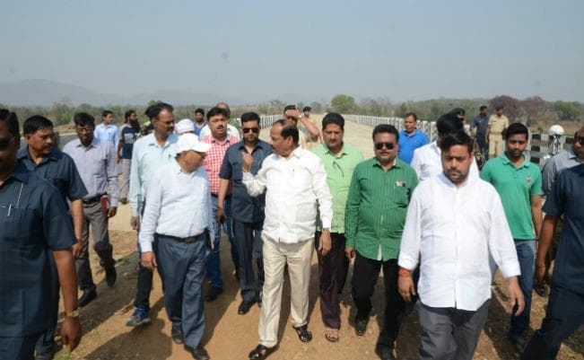 लुपुंगडीह व लुआबासा के नये पुल को देखने पहुंचे सीएम रघुवर दास