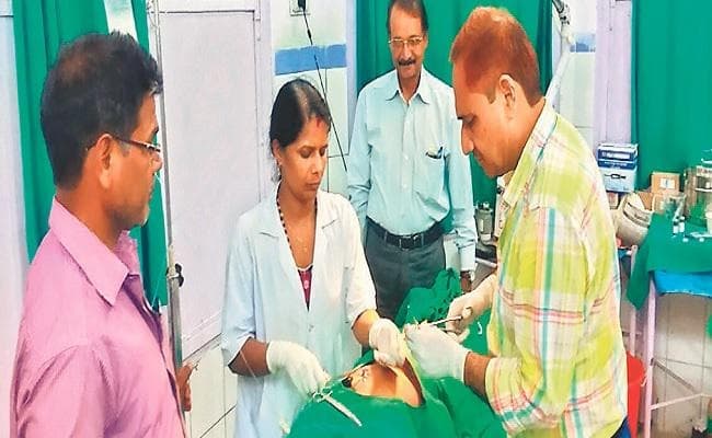 OMG : गाली-गलौज का किया विरोध तो नशे में धूत ससुर ने बहू को मारा चाकू