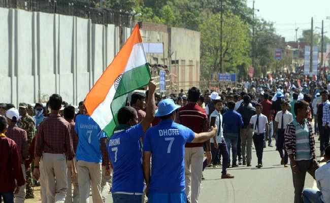 मैदान पर कोहली और स्टेडियम में ''माही'' की गूंज