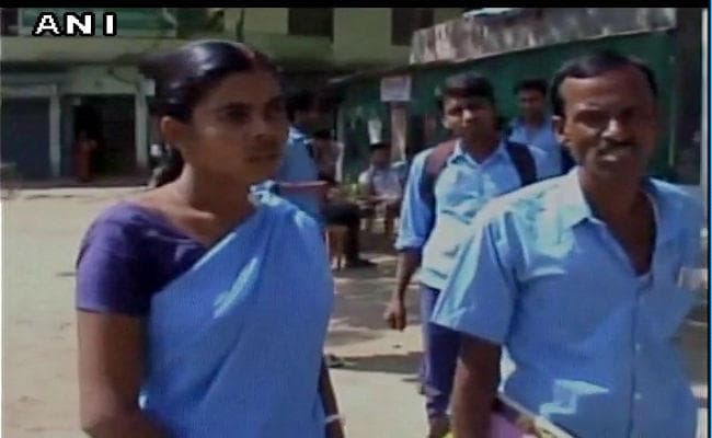 पश्चिम बंगाल : मां, बाप व बेटे ने एक साथ बोर्ड एक्जाम देकर रचा इतिहास पश्चिम बंगाल : मां, बाप व बेटे ने एक साथ बोर्ड एक्जाम देकर रचा इतिहास