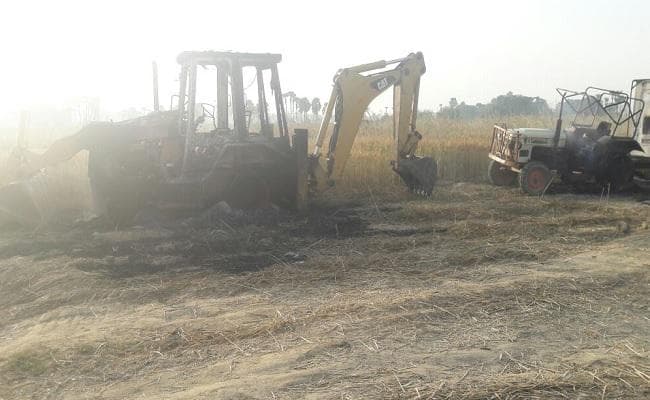 बिहार : गया में नक्सलियों ने गेल के 5 वाहनों को फूंका, चिपकाया पोस्टर
