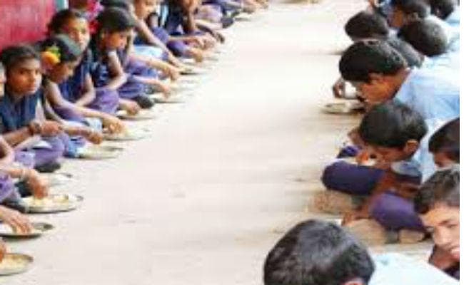 झारखंड : साहेबगंज के स्कूल में मिड-डे मिल की सुविधा नहीं, बच्चे चूहे व खरगोश खाने को मजबूर