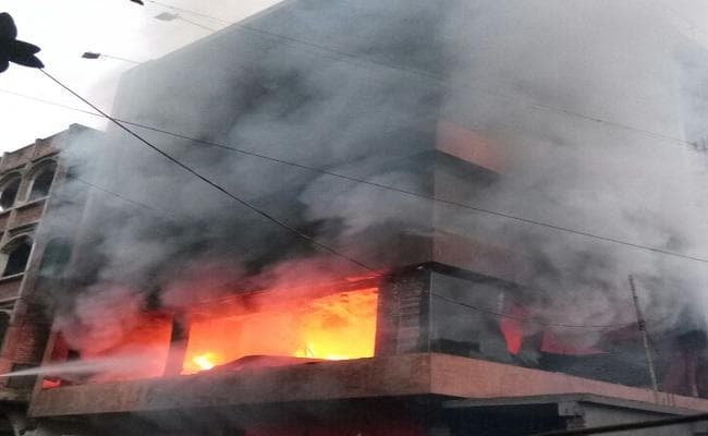 VIDEO: नवादा में एक मॉल में लगी भयंकर आग, करोड़ों का नुकसान