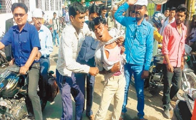 कोर्ट परिसर में चोर को पीटते रहे लोग, तमाशा देखती रही पुलिस