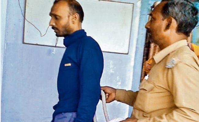 अपनी ही बेटी से महीनों से दुष्कर्म कर रहा था पिता