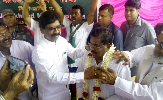 रोचक हो गया लिट्टीपाड़ा उपचुनाव, हेमलाल, साइमन व अनिल मुर्मू की दोनों पत्नी मैदान में