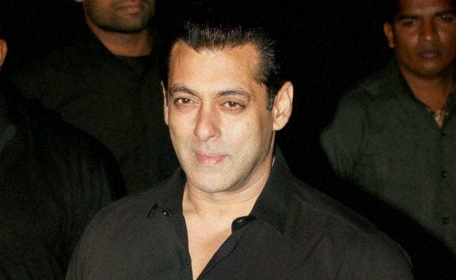 सबसे अधिक एडवांस टैक्स भरकर ''रईस'' शाहरूख को पछाड़ सुलतान बने सलमान, आलिया-दीपिका ने भी मारी बाजी