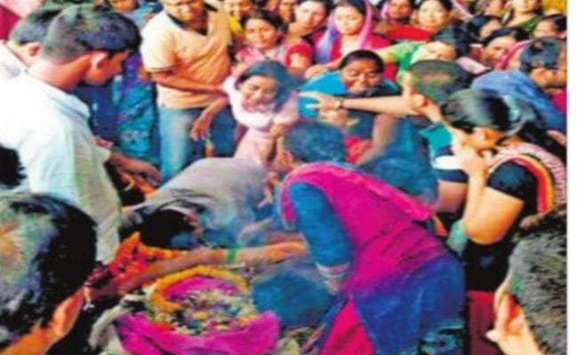 बार -बार अचेत हो रही थी नीरज सिंह की पत्नी , कहा - अब हम भी नहीं बचेंगे, आप क्यों चले गये