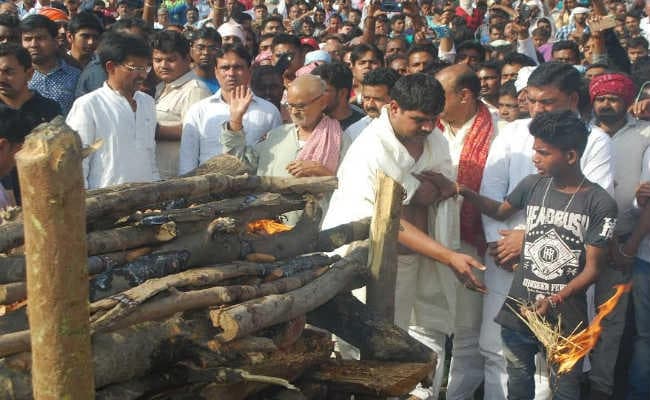 रात दो बजे के बाद दर्ज हुई प्राथमिकी, संजीव सिंह के इशारे पर की गयी नीरज की हत्या