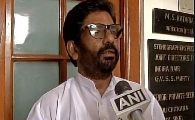 शिवसेना सांसद की दादागिरी, एयर इंडिया कर्मी को चप्पलों से पीटा