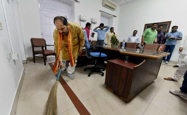 एक्शन में योगी के मंत्री, गंदगी साफ करने के लिए हाथ में थामा झाड़ू