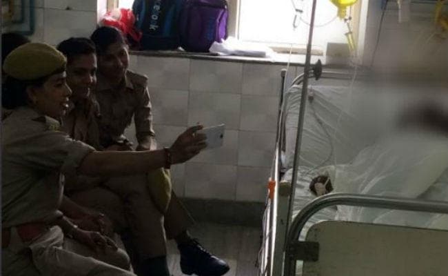 ''एक्शन में योगी'' :यूपी में गैंगरेप-एसिड अटैक पीडिता के सामने सेल्फी लेने वाली पुलिस कांस्टेबल्स सस्पेंड