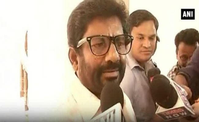 विमान में गायकवाड़ की दादागिरी: हो सकती है सात साल तक की सजा