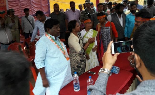 लिट्टीपाड़ा की चुनावी जंग : भाजपा में शामिल हुईं अनिल मुर्मू की पत्नी युनिकी युडोरा हांसदा