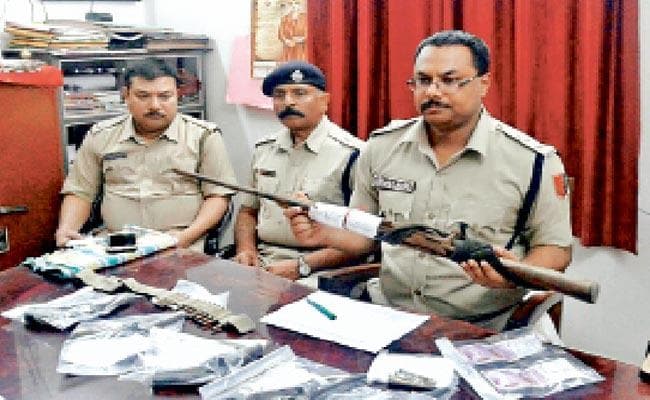 कालियाचक इलाके से सात आग्नेयास्त्र बरामद